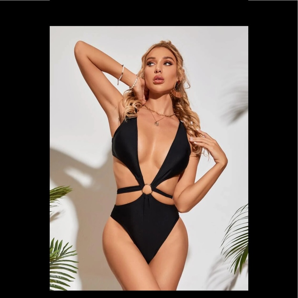 NWOT Ring Linked Cut-Out One Piece Swimsuit